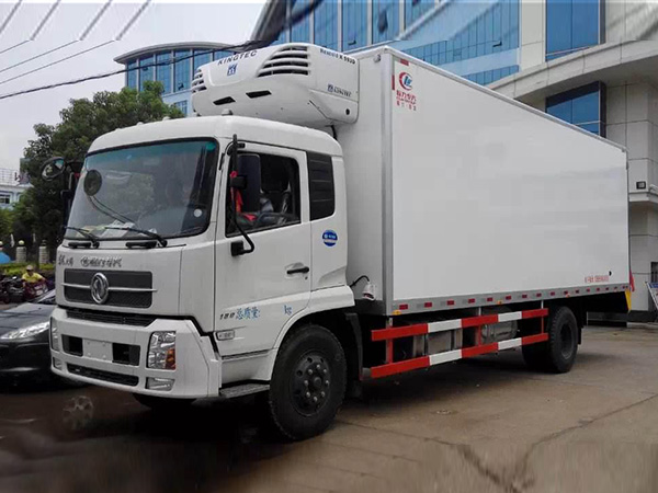 東風(fēng)天錦6.1米貨廂冷藏車