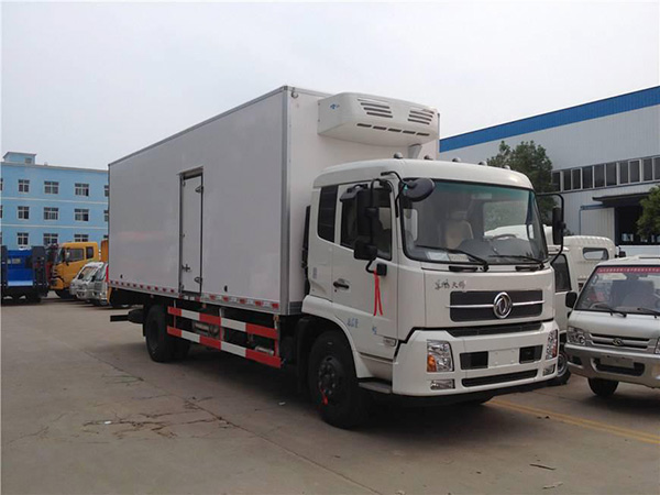 東風(fēng)天錦6.1米貨廂冷藏車