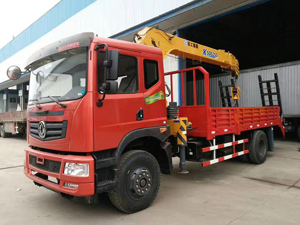 東風征夢6.1米貨廂隨車吊