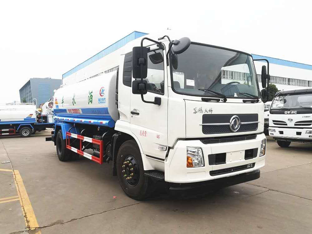 劉老板喜提東風天錦灑水車