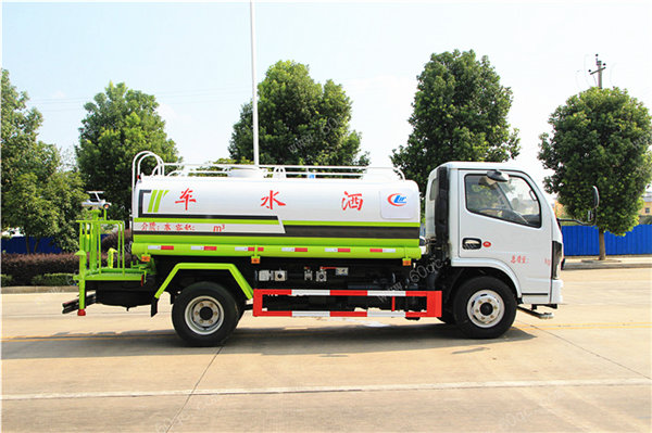 東風多利卡D6灑水車