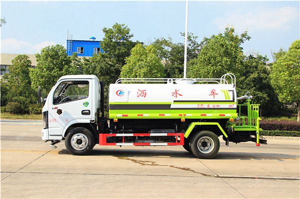 東風多利卡D6灑水車
