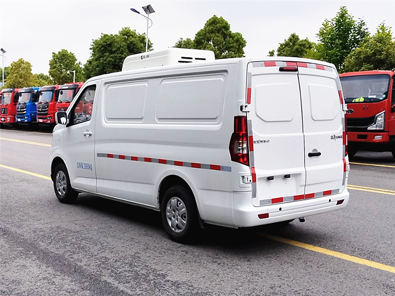 長安睿行EM80純電冷藏車